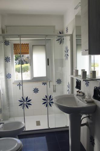 a bathroom with two sinks and a mirror at Sabbia Dorata in Punta Braccetto
