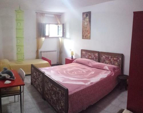 um quarto com uma grande cama rosa num quarto em Bilocale Rivazzurra em Rimini