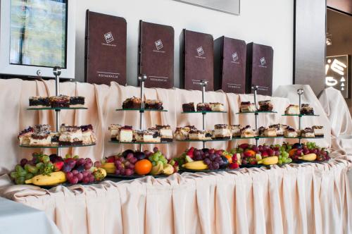 Makanan di atau berdekatan hotel
