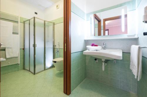 y baño con lavabo, aseo y ducha. en Costa Catterina B&B, en Castagnito