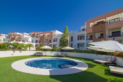 un patio con piscina y algunos edificios en Samara Marbella, en Marbella