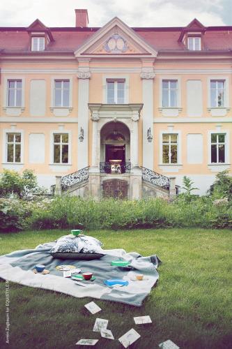 Taman di luar Schloss Stülpe
