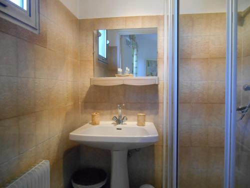 une salle de bain avec un lavabo et une douche avec un miroir dans l'établissement 3 Rivieres - Parc Riviera C 6, à Mandelieu-la-Napoule