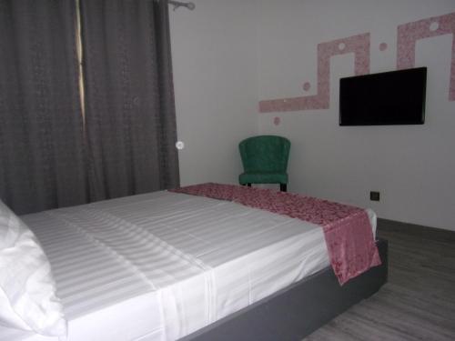 Una cama o camas en una habitación de Jess Hotel Kpalimé