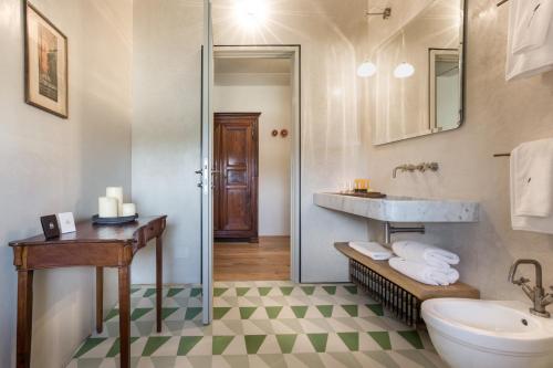a bathroom with a sink and a toilet at Locanda La Raia in Gavi
