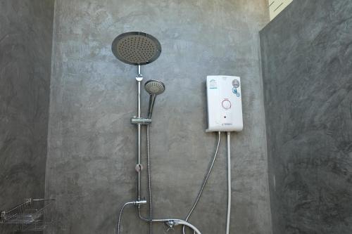 Kylpyhuone majoituspaikassa Maikhao Beach Guest House