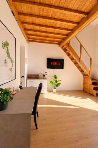 Spacious Apartment with Wooden Mezzanine - Near the Tram - 15 Minutes from the Centre