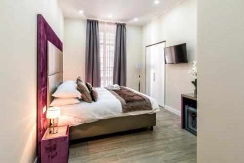 Tempat tidur dalam kamar di Bloom Apartment by La Griffe