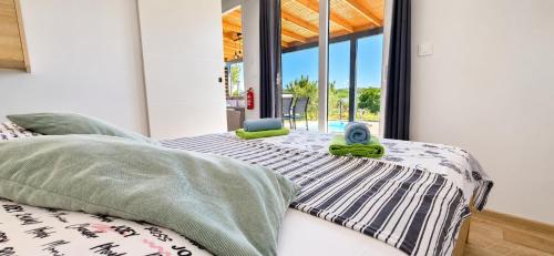 Beach House BETA, a romantic hideaway in an olive grove by the sea, swimming pool, jacuzzi & playground, Pomer