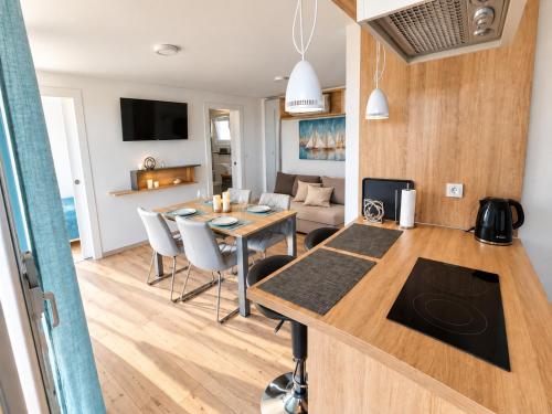 Beach House BETA, a romantic hideaway in an olive grove by the sea, swimming pool, jacuzzi & playground, Pomer