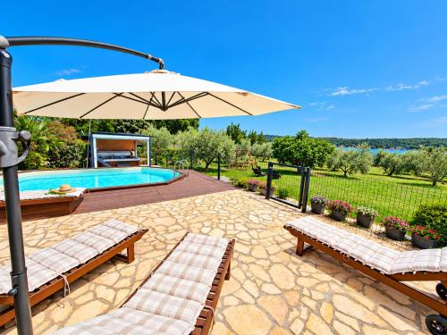 Beach House BETA, a romantic hideaway in an olive grove by the sea, swimming pool, jacuzzi & playground, Pomer