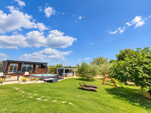 Beach House BETA, a romantic hideaway in an olive grove by the sea, swimming pool, jacuzzi & playground, Pomer
