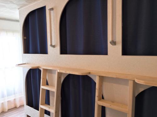 Двухъярусная кровать или двухъярусные кровати в номере Hiroshima Guesthouse HARU