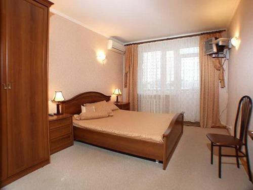 ロストフ・ナ・ドヌにあるAvenue Hostel 2のベッドルーム1室(ベッド1台、椅子、窓付)