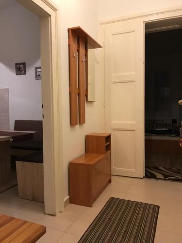 une chambre avec une porte, une table et un tiroir dans l'établissement Éva Apartman, à Miskolc