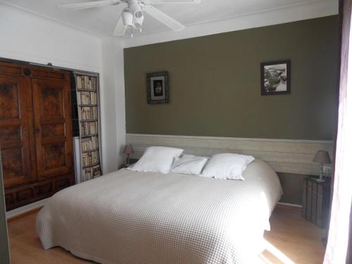 Кровать или кровати в номере Chambres d'Hôtes de la Grone