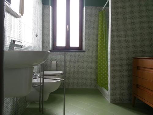 カスティリョンチェッロにあるPodere Bellavistaのバスルーム(洗面台、トイレ、シャワー付)