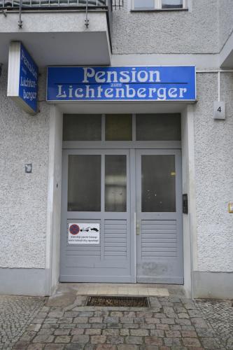 a building with a door with a sign on it at Pension zum Lichtenberger in Berlin