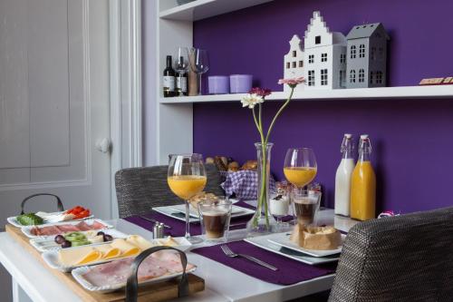 A restaurant or other place to eat at B&B Slapen bij de burgemeester