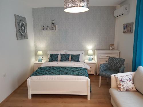 ポモリエにあるBlack Sea Apartmentのベッドルーム(白いベッド1台、ソファ付)