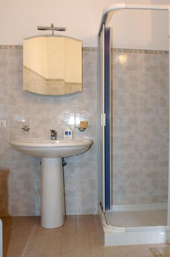 a bathroom with a sink and a shower at B&B Gulliver in Noto