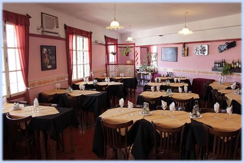 a restaurant with tables and chairs in a room at Hotel Lihuel Calel in Santa Rosa