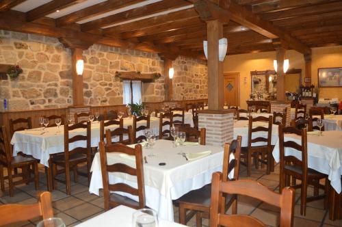 מסעדה או מקום אחר לאכול בו ב-Hostal Revinuesa