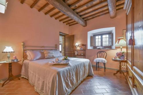 CantagrilloにあるVilla Casalguidi by PosarelliVillasのベッドルーム1室(ベッド1台、テーブル、椅子付)