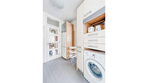 Stylish 2BDR Lisbon Apartment City Center