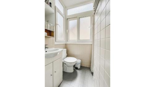 Stylish 2BDR Lisbon Apartment City Center