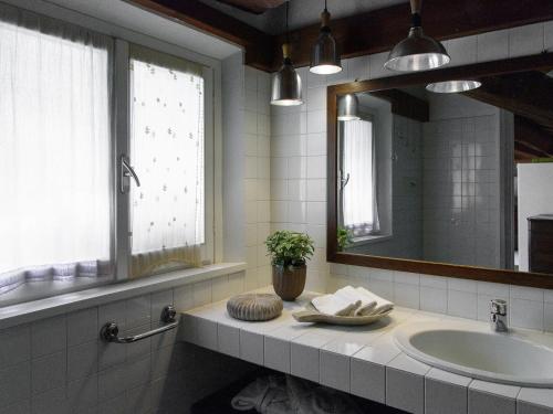 bagno con lavandino e specchio di Stella21 BedandBreakfast a Modena