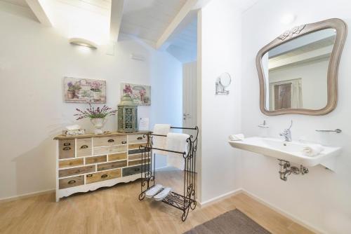 un bagno con lavandino e specchio di B&B C'era una volta ad Alberobello