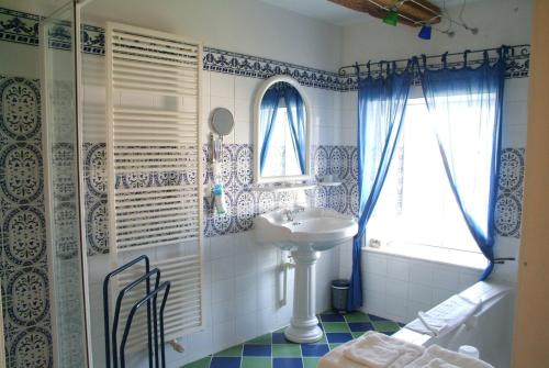 Phòng tắm tại Les Chambres d'hôtes Benoit Breton