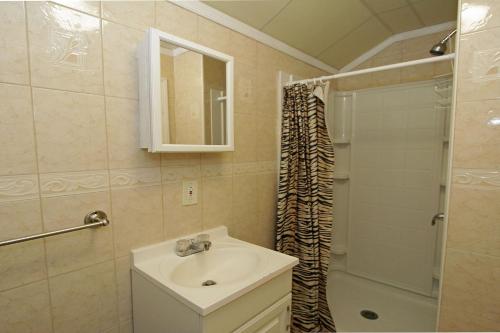y baño con lavabo y ducha. en Shore Beach Houses - 38 Dupont Avenue, en Seaside Heights