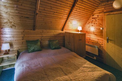 מיטה או מיטות בחדר ב-Chata Kamenár