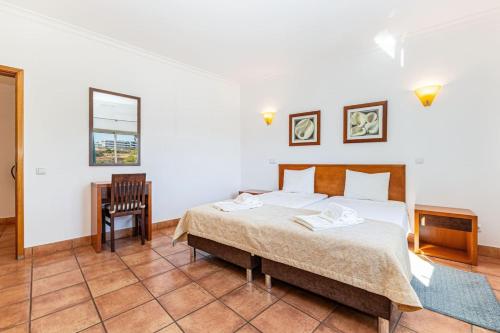 Porto de Mós Retreat | Sea View, Pool & Gym