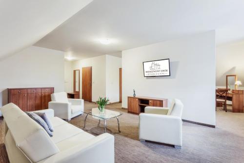 Posezení v ubytování Hotel Modrzewiowy Dwór