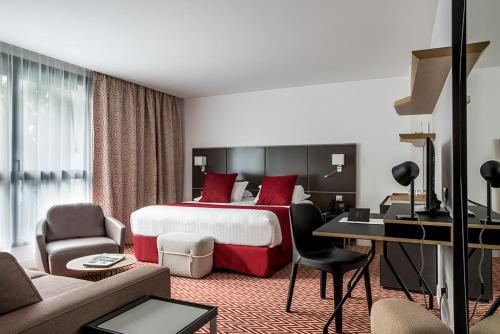 默東的住宿－Hôtel Forest Hill Meudon Velizy，配有一张床和一张书桌的酒店客房