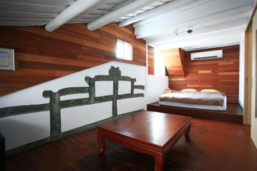 台南的住宿－屎溝墘客廳，一间设有床铺和桌子的房间