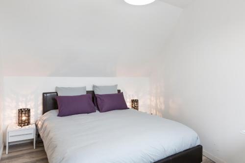 ロズ・シュル・クエノンにあるTerrasse du Mont Saint Michelのベッドルーム1室(大型ベッド1台、紫色の枕付)