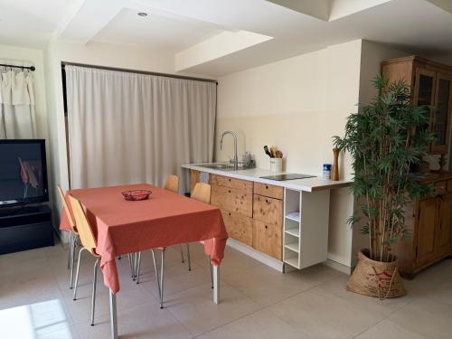 The HoPe, appartement au sein d'une maison avec piscine