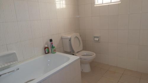 Kupatilo u objektu Azanza Mtwapa Holiday Home