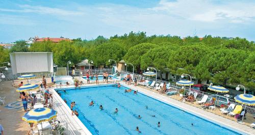 una piscina en un crucero con gente dentro en Residence Joker en Cavallino-Treporti