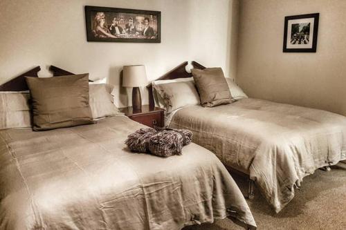 Un pat sau paturi într-o cameră la Cozy Little Apartment #11 by Amazing Property Rentals