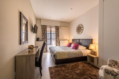 Un pat sau paturi într-o cameră la Filoxenia Hotel & Spa