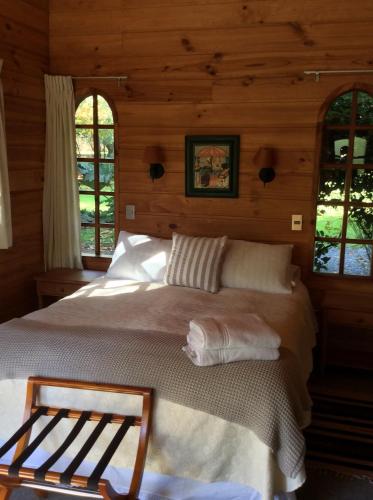 a bedroom with a large bed in a cabin at Cabañas Playa Linda in Pucón