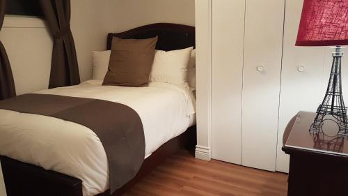 Krevet ili kreveti u jedinici u okviru objekta Three-Bedroom Apartment Sweet #6 by Amazing Property Rentals