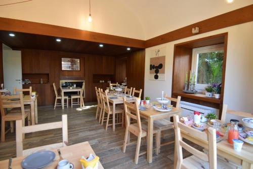 a dining room with wooden tables and chairs at Il Giardino in Tivoli