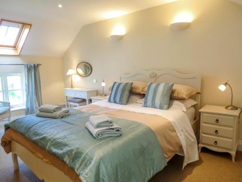 een slaapkamer met een bed met handdoeken erop bij Sanderling Home in Aldeburgh