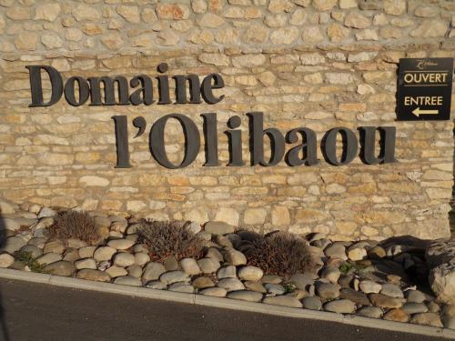 a sign on the side of a stone wall at Domaine de L'Olibaou in Venelles